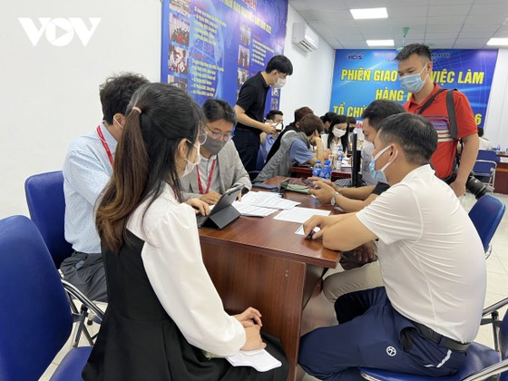 Người lao động tìm cơ hội việc làm thời điểm cuối năm tại Trung tâm dịch vụ việc làm Hà Nội.