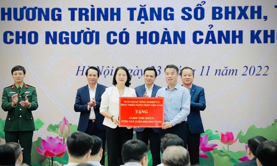 Phó Tổng giám đốc Agribank Nguyễn Thị Phượng trao tặng tài trợ 1.451 sổ BHXH và 8.497 thẻ BHYT với tổng trị giá 5 tỷ đồng.