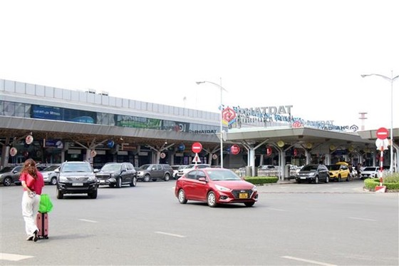 Bố trí bãi đậu xe tạm để giảm ùn tắc khu vực sân bay Tân Sơn Nhất