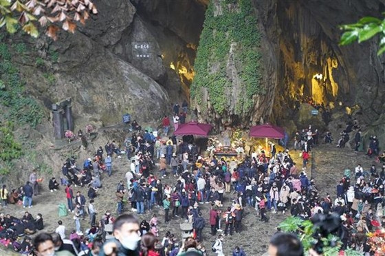 Du khách lễ cầu may tại chùa trong động Hương Tích, đầu năm 2022. (Ảnh: TTXVN phát)