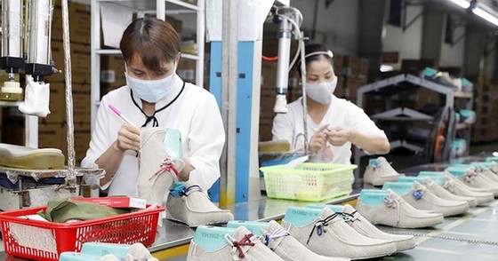 Sản xuất giày xuất khẩu tại Công ty cổ phần Giày Hồng An, xã Liên Sơn, huyện Lương Sơn, Hòa Bình. (Ảnh TRẦN VIỆT)