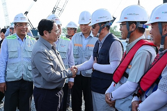 Thủ tướng Phạm Minh Chính thăm hỏi cán bộ- người lao động trên công trường