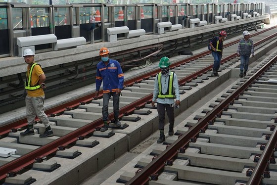 Công nhân, kỹ sư kiểm tra một số vị trí các hạng mục gói thầu CP2 tuyến metro số 1