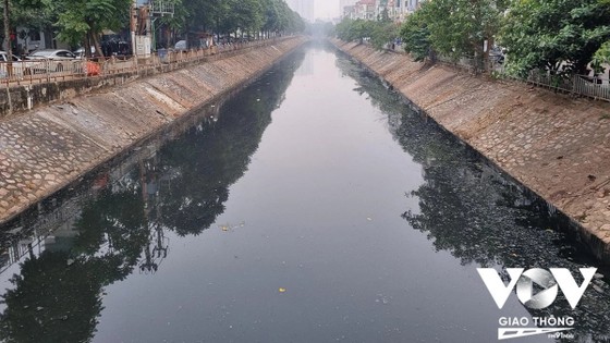 Sông Lừ cùng nhiều dòng sông khác tại Hà Nội, TP.HCM đã biến thành kênh thoát nước thải, ô nhiễm từ hàng chục năm nay