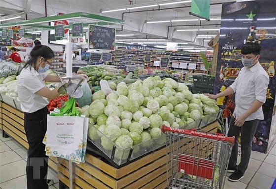 Người dân mua sắm tại siêu thị. (Ảnh: Trần Việt/TTXVN)