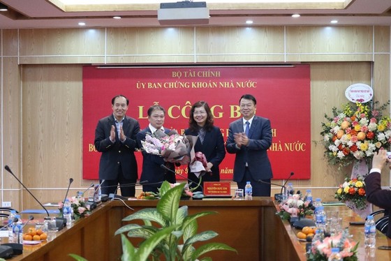 Thứ trưởng Tài chính Nguyễn Đức Chi và Ban Lãnh đạo Ủy ban Chứng khoán Nhà nước chụp ảnh lưu niệm.