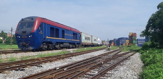 Vận tải đường sắt từng bước được nâng cao theo hướng hiện đại, chi phí hợp lý, nhanh, an toàn, bảo vệ môi trường. (Ảnh: CTV/Vietnam+)