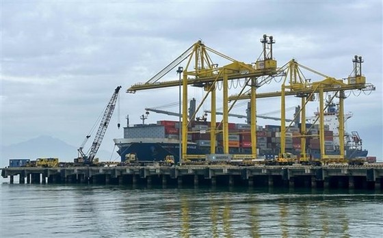 Bốc xếp hàng container tại cảng Tiên Sa. (Ảnh: Trần Lê Lâm/TTXVN)