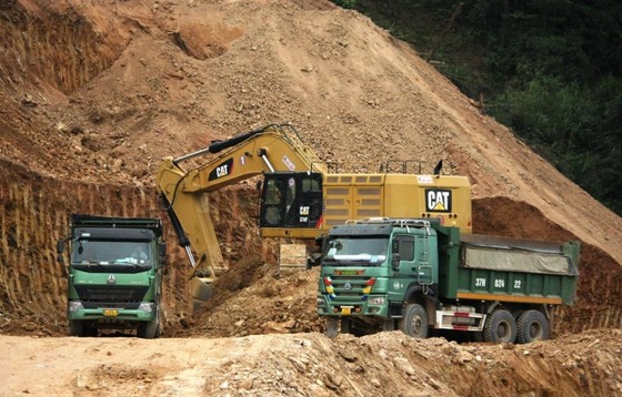 Các mỏ vật liệu khai thác, cung ứng cho cao tốc Bắc-Nam giai đoạn 2 như hiện nay chưa đáp ứng theo tiến độ thi công của các dự án. (Ảnh: Việt Hùng/Vietnam+)