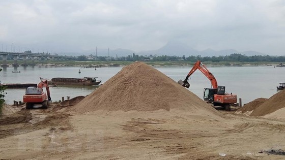 Các mỏ khai thác cát vật liệu xây dựng trên sông Thu Bồn đã hoạt động trở lại trong ngày 7/3. (Ảnh: Đoàn Hữu Trung/TTXVN)