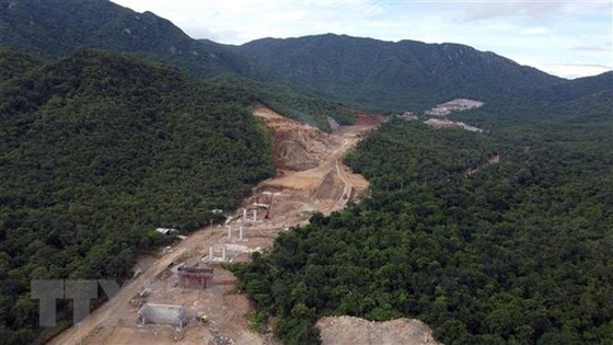 Cao tốc Cam Lâm-Vĩnh Hảo có thời gian thi công 24 tháng, riêng hạng mục hầm Núi Vung là 30 tháng. (Ảnh: Huy Hùng/TTXVN)