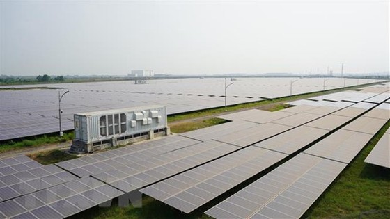 Hệ thống điện năng lượng mặt trời ven sông Vàm Cỏ Đông, thuộc thị xã Trảng Bàng, tỉnh Tây Ninh. (Ảnh: Thanh Tân/TTXVN)