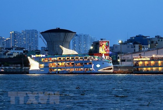 Tàu du lịch cao cấp phục vụ ăn uống, giải trí, đưa du khách khám phá Sài Gòn về đêm. (Ảnh: Hồng Đạt/TTXVN)