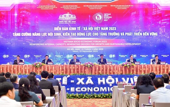 Chủ tịch Quốc hội Vương Đình Huệ đồng chủ trì phiên khai mạc Diễn đàn Kinh tế-Xã hội Việt Nam năm 2023. (Ảnh: Vietnam+)