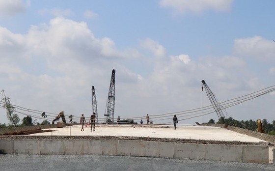 Thi công cầu Rạch Miễu 2, phía bờ tỉnh Bến Tre. (Ảnh: Công Trí/TTXVN)