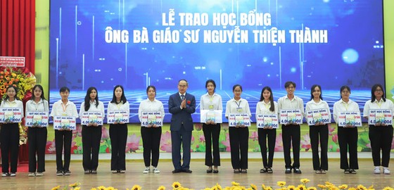 Trao học bổng Ông Bà Giáo sư Nguyễn Thiện Thành cho sinh viên vượt khó.