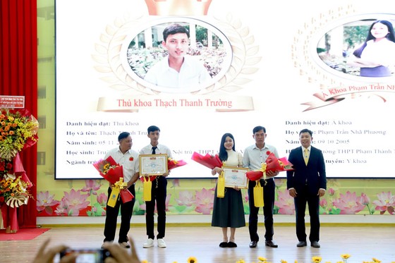 PGS.TS Nguyễn Minh Hòa, Hiệu trưởng Trường ĐH Trà Vinh, trao giấy khen và phần thưởng cho tân Thủ khoa, tân Á khoa và gia đình. ảnh 1