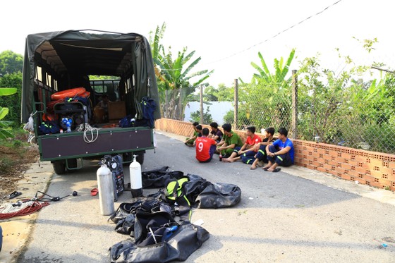 Sà lan lật úp khi cập bờ, 3 người mất tích ảnh 1