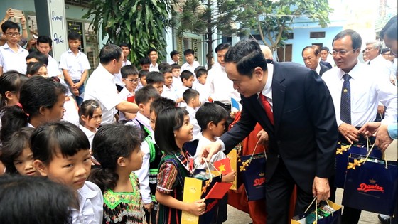 Đồng chí Trần Thanh Mẫn thăm, tặng quà nhân dịp Giáng sinh cho các em nhỏ tại Nhà tình thương họ đạo Búng