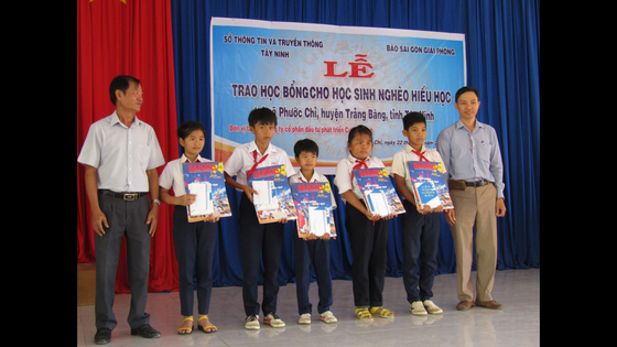 Đại diện lãnh đạo Sở TT-TT Tây Ninh và báo SGGP trao tặng học bổng cho các học sinh