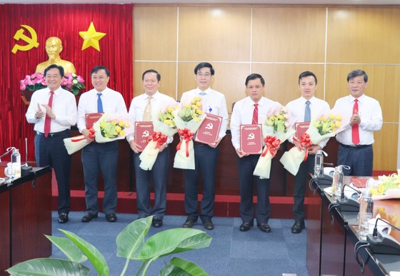 Ông Nguyễn Hoàng Thao (bìa trái) và đồng chí Trần Thanh Liêm (bìa phải) trao Quyết định cho nhà báo Lê Minh Tùng (thứ 2 từ trái sang) và các nhân sự được bổ nhiệm, bổ nhiệm lại. Ảnh: Báo Bình Dương