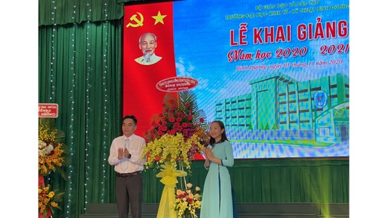 Phó Chủ tịch UBND tỉnh Bình Dương Nguyễn Lộc Hà chúc mừng Hiệu trưởng Trường ĐH Kinh tế - Kỹ thuật Bình Dương
