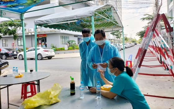 Lực lượng chức năng truy vết các trường hợp tiếp xúc gần tại 1 chung cư ở TP Thuận An, Bình Dương