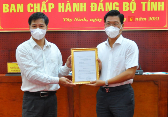Bí thư Tỉnh ủy Tây Ninh Nguyễn Thành Tâm (bên trái) trao quyết định cho đồng chí Nguyễn Mạnh Hùng