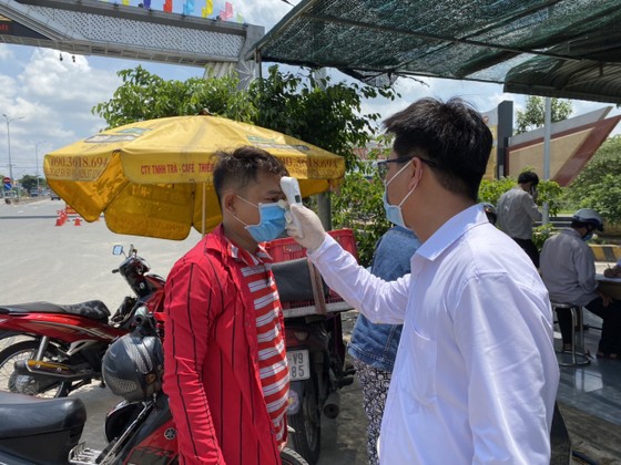 Lực lượng chức năng tỉnh Tây Ninh kiểm tra y tế tại các chốt kiểm dịch