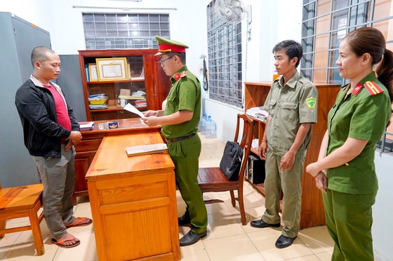 Vụ bé gái 7 tuổi ở Bình Phước bị bạo hành dã man: Khởi tố mẹ và cha dượng ảnh 1 Vụ bé gái 7 tuổi ở Bình Phước bị bạo hành dã man: Khởi tố mẹ và cha dượng ảnh 1