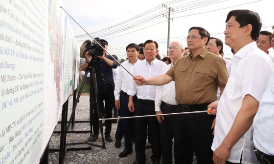 Thủ tướng Phạm Minh Chính khảo sát một số dự án giao thông quan trọng ở Bình Dương ảnh 1