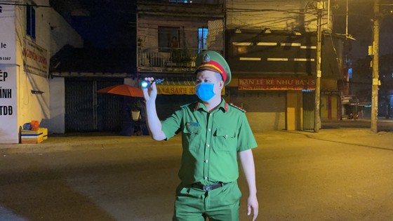 Lực lượng vũ trang TPHCM ra quân tuần tra kiểm soát dịch Covid-19 toàn thành phố ảnh 12