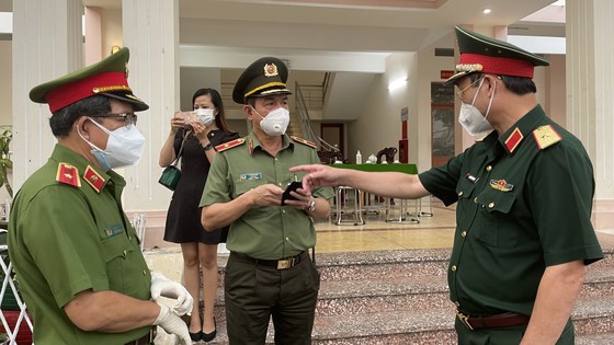 Lực lượng vũ trang TPHCM ra quân tuần tra kiểm soát dịch Covid-19 toàn thành phố ảnh 1