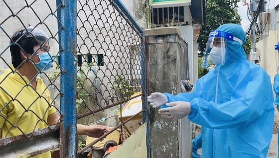 Trưởng Ban Nội chính Thành ủy TPHCM kiểm tra, thăm hỏi người dân trong khu phong tỏa ở quận 6 ảnh 2