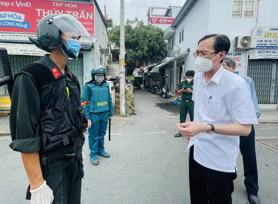 Trưởng Ban Nội chính Thành ủy TPHCM kiểm tra, thăm hỏi người dân trong khu phong tỏa ở quận 6 ảnh 5