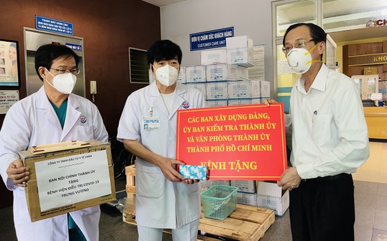 Trưởng Ban Nội chính Thành ủy TPHCM thăm hỏi, động viên y, bác sĩ tuyến đầu chống dịch ảnh 3