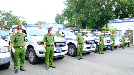 Lực lượng Công an TPHCM gõ cửa từng nhà bà con khó khăn trao nhu yếu phẩm ảnh 2