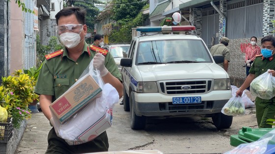 Lực lượng Công an TPHCM gõ cửa từng nhà bà con khó khăn trao nhu yếu phẩm ảnh 10