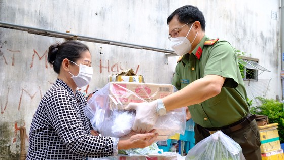 Lực lượng Công an TPHCM gõ cửa từng nhà bà con khó khăn trao nhu yếu phẩm ảnh 4
