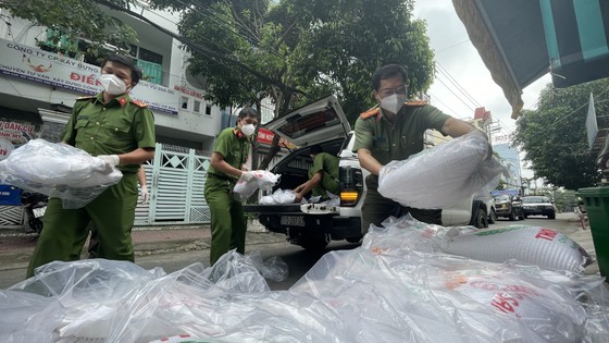Lực lượng Công an TPHCM gõ cửa từng nhà bà con khó khăn trao nhu yếu phẩm ảnh 9