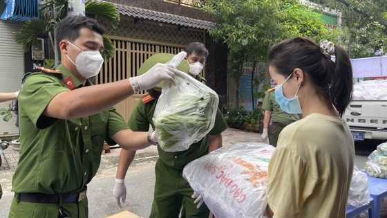 Lực lượng Công an TPHCM gõ cửa từng nhà bà con khó khăn trao nhu yếu phẩm ảnh 15