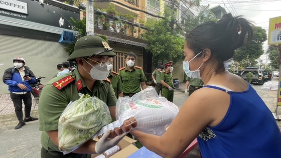 Lực lượng Công an TPHCM gõ cửa từng nhà bà con khó khăn trao nhu yếu phẩm ảnh 14