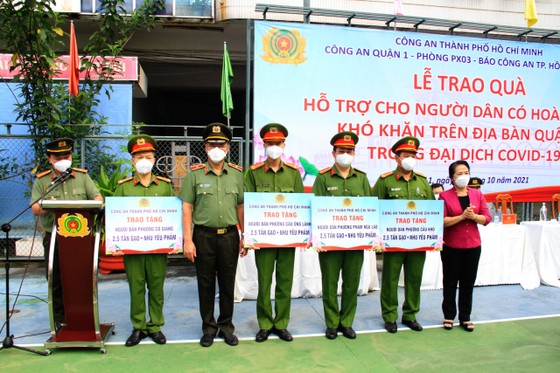 Công an TPHCM tiếp tục đến từng nhà dân hỗ trợ nhu yếu phẩm ảnh 1