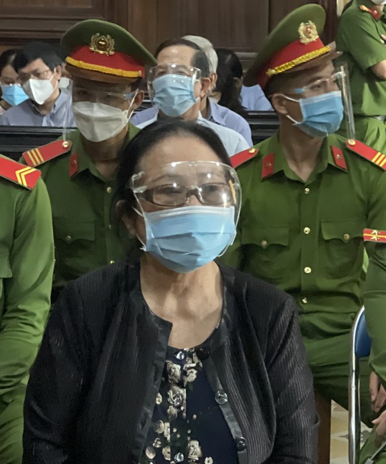 Trước tòa, nữ đại gia Dương Thị Bạch Diệp nói “không hiểu” cáo trạng ảnh 1