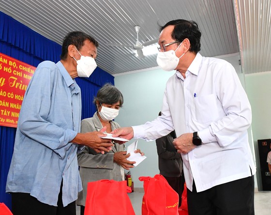 Bí thư Thành ủy TPHCM Nguyễn Văn Nên tặng quà đồng bào khó khăn, dân tộc thiểu số ở Tây Ninh ảnh 2