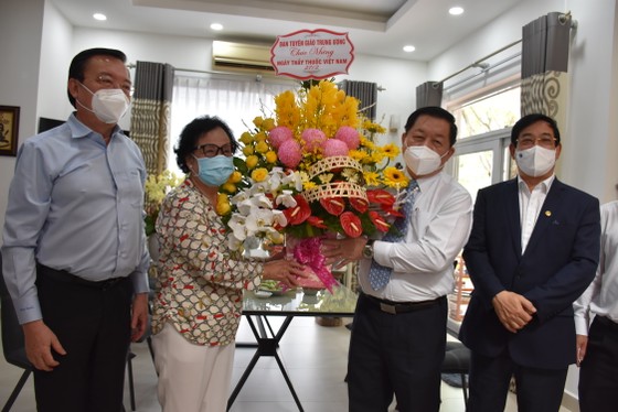 Trưởng Ban Tuyên giáo Trung ương Nguyễn Trọng Nghĩa thăm, chúc mừng đội ngũ y bác sĩ, nhân viên y tế ảnh 3