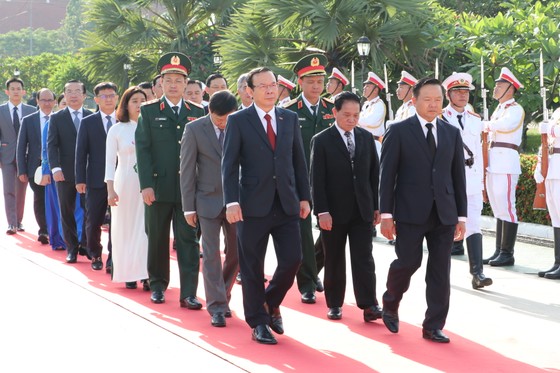 Đoàn đại biểu cấp cao TPHCM đến đặt vòng hoa tại Đài tưởng niệm các chiến sĩ vô danh Lào ảnh 4