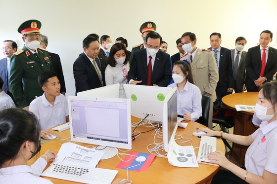 Đoàn đại biểu cấp cao TPHCM thăm trường PTTH Hữu nghị Viêng Chăn - TPHCM ảnh 8
