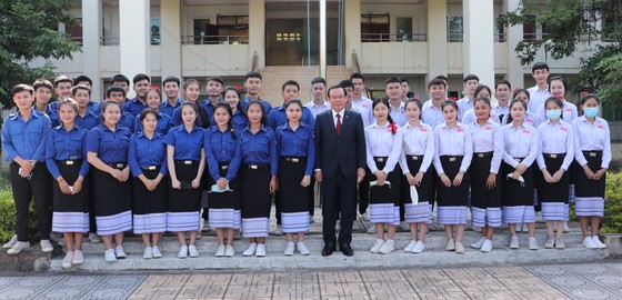 Đoàn đại biểu cấp cao TPHCM thăm trường PTTH Hữu nghị Viêng Chăn - TPHCM ảnh 2