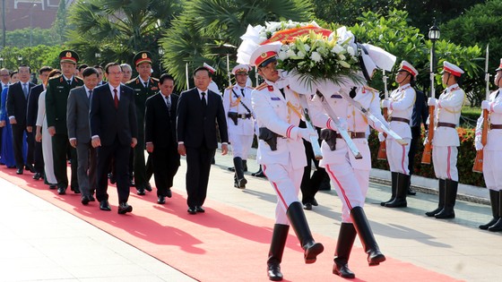 Đoàn đại biểu cao cấp TPHCM đã đến đặt vòng hoa tại Đài tưởng niệm các chiến sỹ vô danh Lào. Ảnh: VĂN MINH